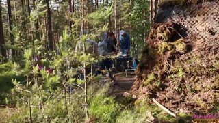 Юная пара качественно потрахалась в кустах, когда выбралась на пикник